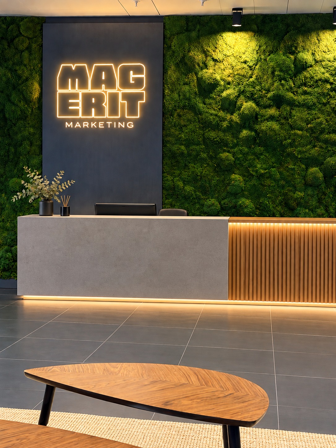 Recepción de Magerit Marketing con su logotipo iluminado
