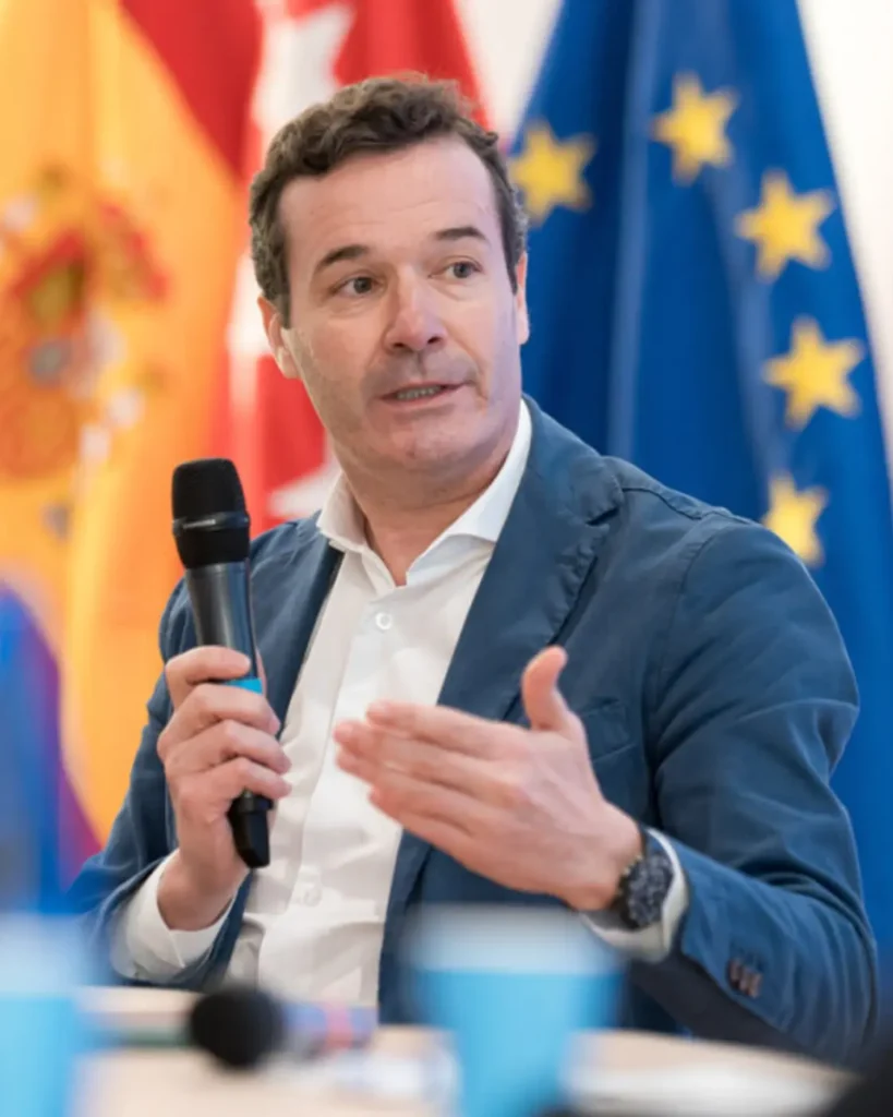 Ponente con micrófono durante el encuentro de BBVA sobre experiencia multicanal