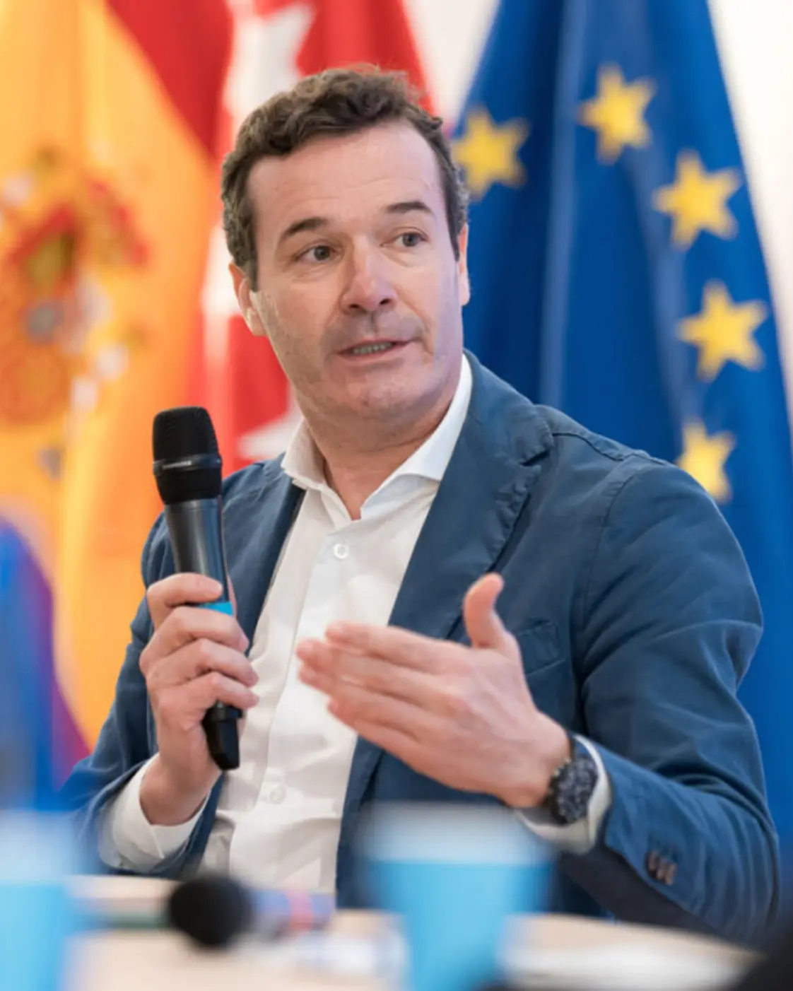 Ponente con micrófono durante el encuentro de BBVA sobre experiencia multicanal